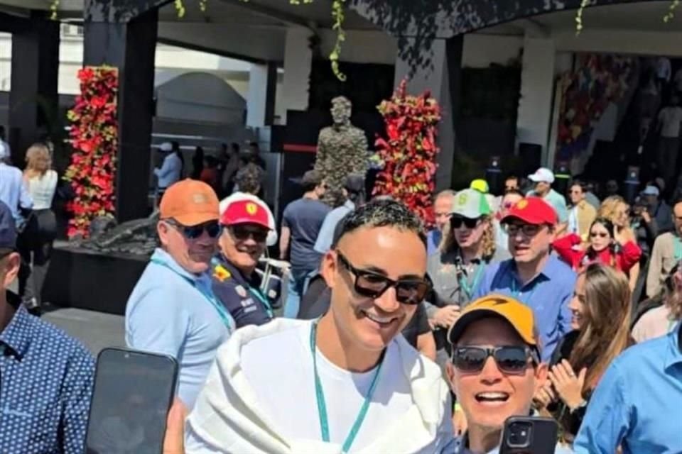 Navas fue rodeado por aficionados que aprovecharon para tomarse fotos y pedir autógrafos al arquero de los Pumas.