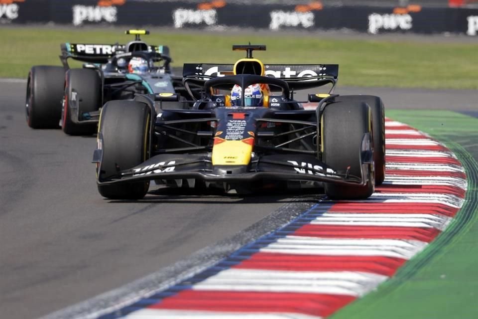 Max Verstappen hizo una gran carrera con una para a pits y estuvo cerca de quitarle el segundo puesto a Charles Leclerc, pero no le alcanzó.