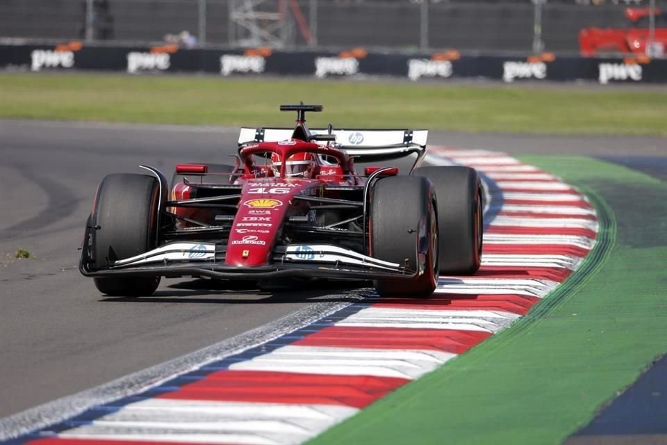Charles Leclerc soportó la presión de Verstappen.