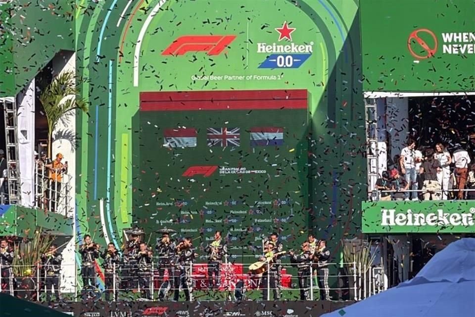 El mariachi acaparó el final del Gran Premio de la Ciudad de México al coronar el décimo aniversario del retorno de la F1 al País.