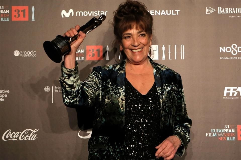 Tras pasar el umbral de los 80 años y con una prolífica carrera en el cine, la televisión y el teatro, Maura dice declararse 'viejita, para que me traten como una ancianita'.