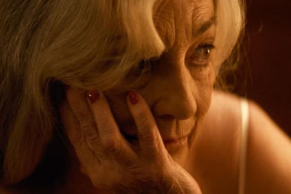 En 'Calle Málaga', de la marroquí Maryam Touzani, Maura se mete en la piel de una española afincada en Tánger a la que visita su hija, quien busca vender el piso de su madre.