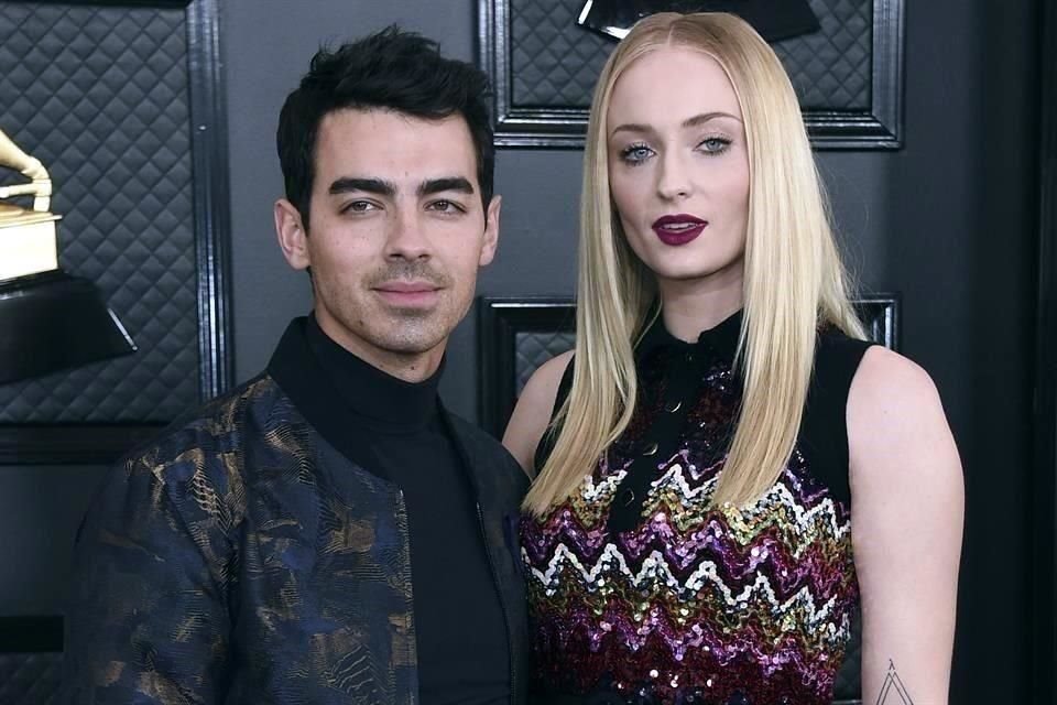 Sophie y Jonas se casaron en 2019 y tienen dos hijas, Willa (de 4 años) y Delphine (de 2 años). Su divorcio se formalizó a finales de 2024.