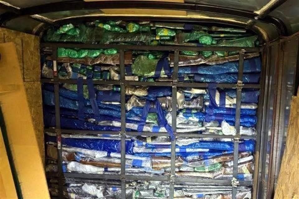 Padre e hijo fueron arrestados en el puente Laredo II al intentar ingresar a México 400 armas escondidas en un camión.