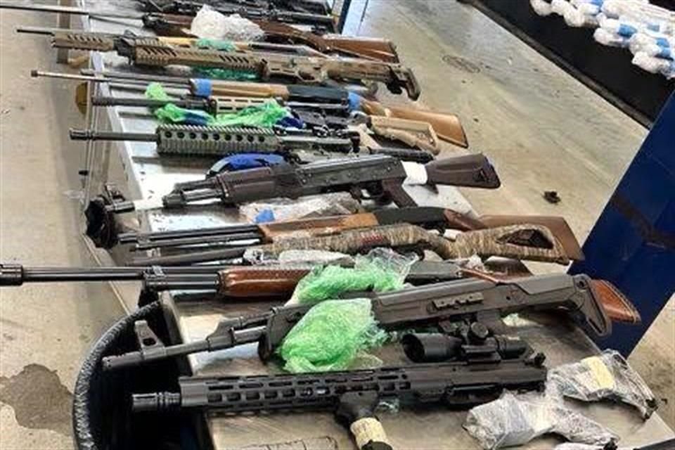 Agentes de EU aseguraron 400 armas de un camión que intentaba cruzar a México en la frontera de Laredo, Texas.