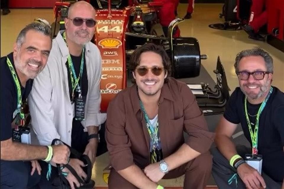 Diego Boneta estuvo en el garaje de Lewis Hamilton y posó frente a su monoplaza.