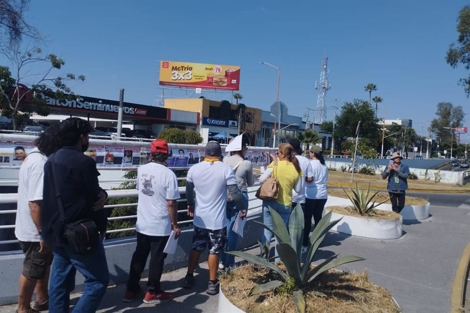 El colectivo Luz de Esperanza pegó fichas de búsqueda en la Colonia La Calma, en Zapopan, y realizaron una kermés para recaudar fondos.