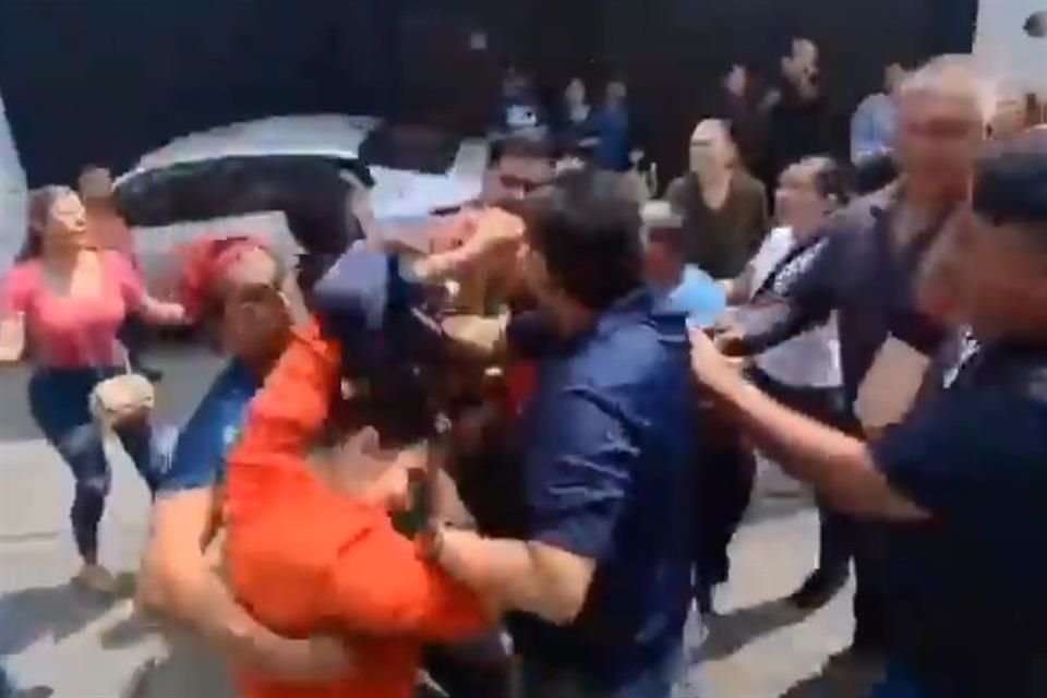 Miembros de Morena se enfrentaron a golpes en una elección seccional del partido en Uruapan, Michoacán.