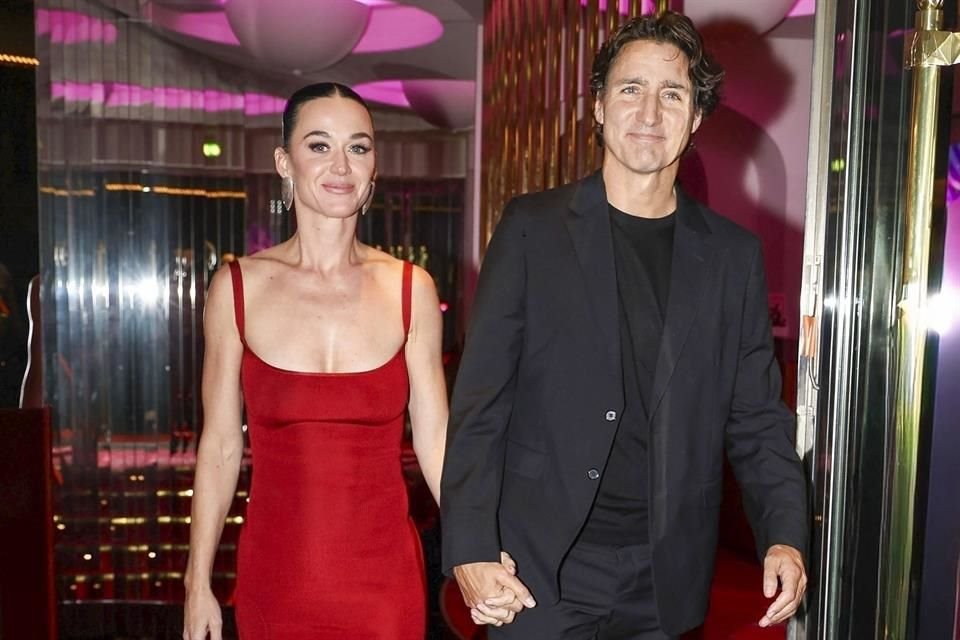 Perry y Trudeau acudieron al cabaret Crazy Horse Paris, donde los paparazzi les esperaban.