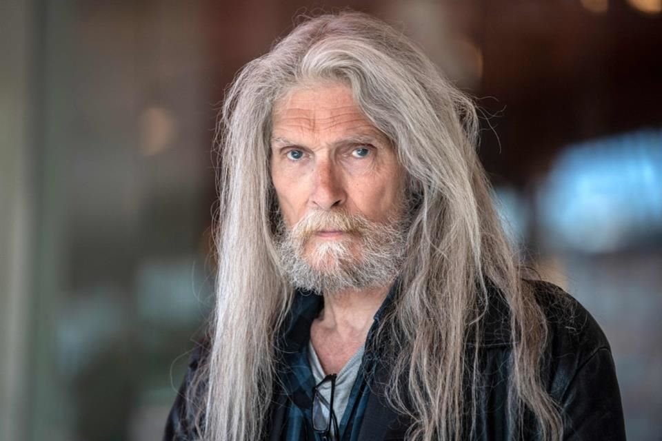 Andrésen nació el 26 de enero de 1955 en Estocolmo sin padre. Su madre se suicidó cuando tenía diez años y fue criado por sus abuelos.