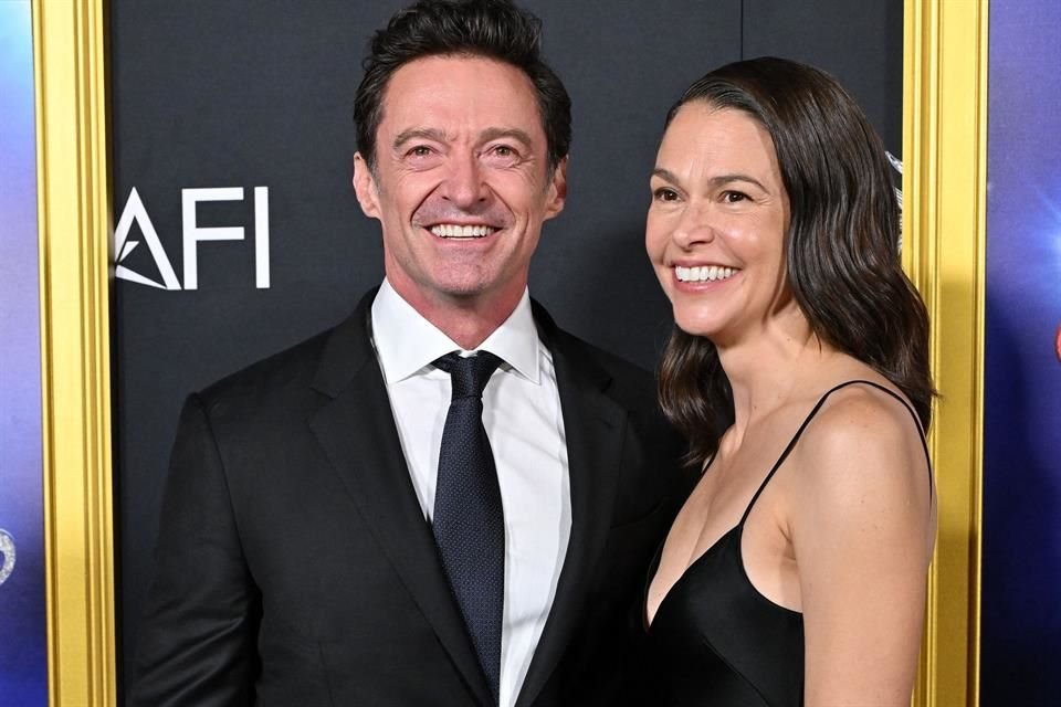 Tras muchas especulaciones y rumores, Hugh Jackman y Sutton Foster finalmente debutaron como pareja de manera oficial en una premier.