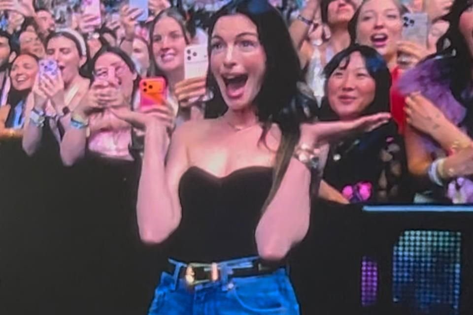 En una interacción que se volvió viral, Sabrina Carpenter detuvo su concierto en Nueva York para 'arrestar' a una fan: la actriz Anne Hathaway.