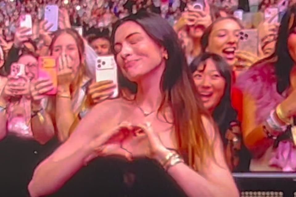 Posteriormente, y tras colocarle las esposas, la cantante le dedicó su rola 'Juno' a la actriz, quien, visiblemente apenada y contenta, siguió disfrutando del show.