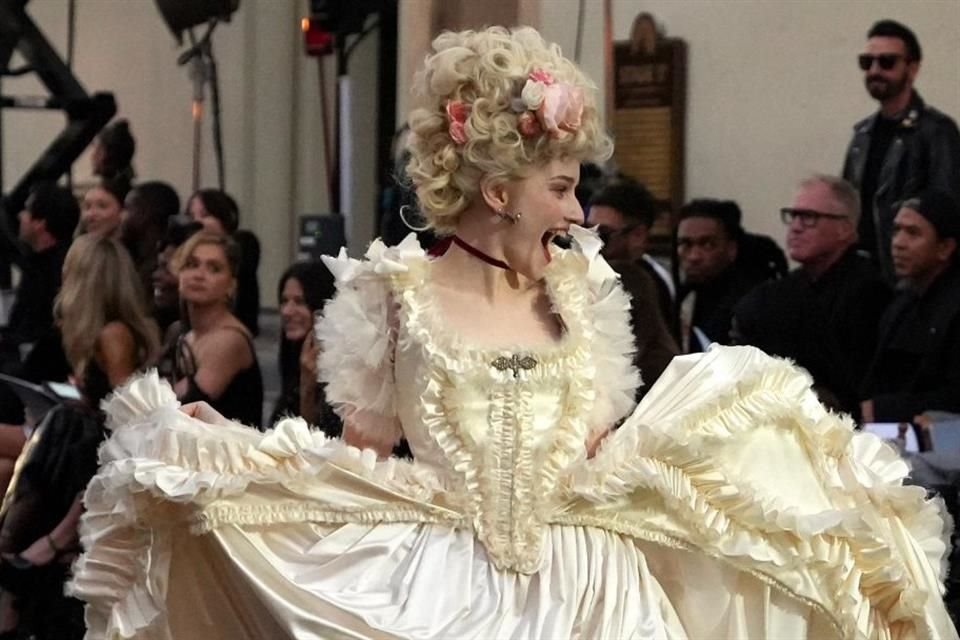 Julia Garner brilló con este diseño de la película 'María Antonieta'.