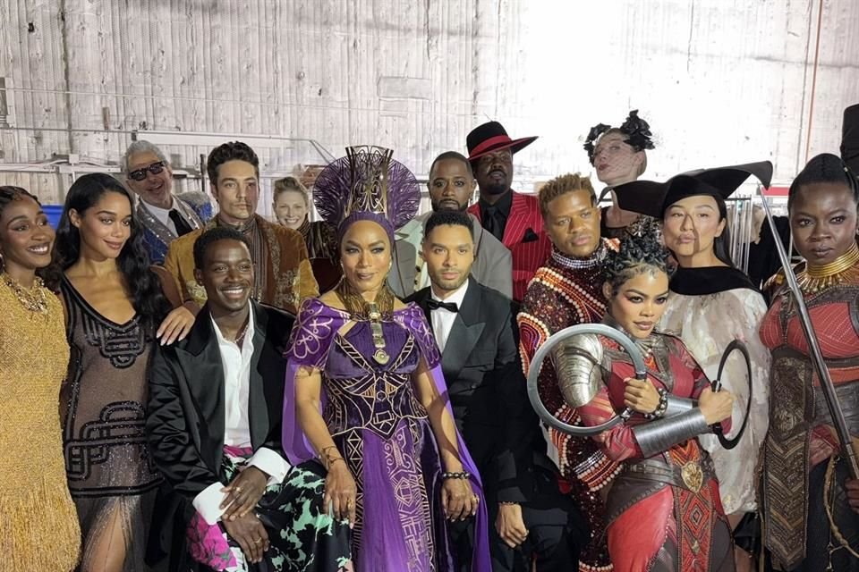 Varios de los actores que modelaron en la pasarela se tomaron la foto del recuerdo.