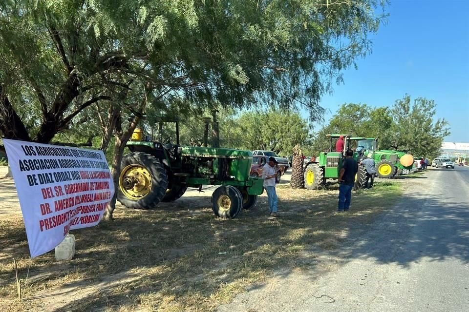 En San Fernando, productores bloquearon parcialmente la carretera Victoria-Matamoros para exigir precios de garantía al Gobierno.