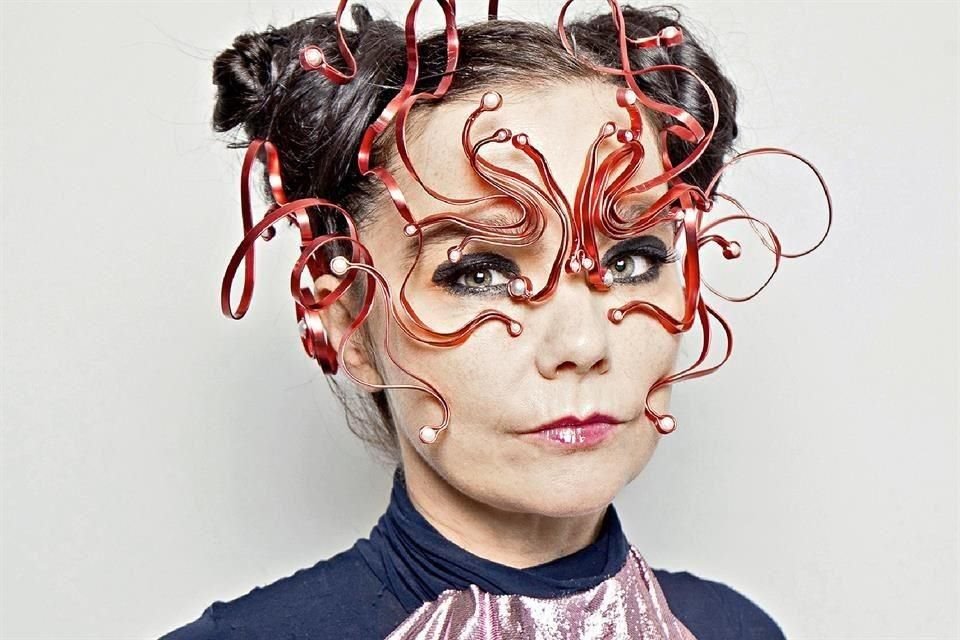 Rosalía alterna entre el alemán y el español, mientras que Björk se encarga de la segunda mitad de la canción e Yves Tumor la cierra.