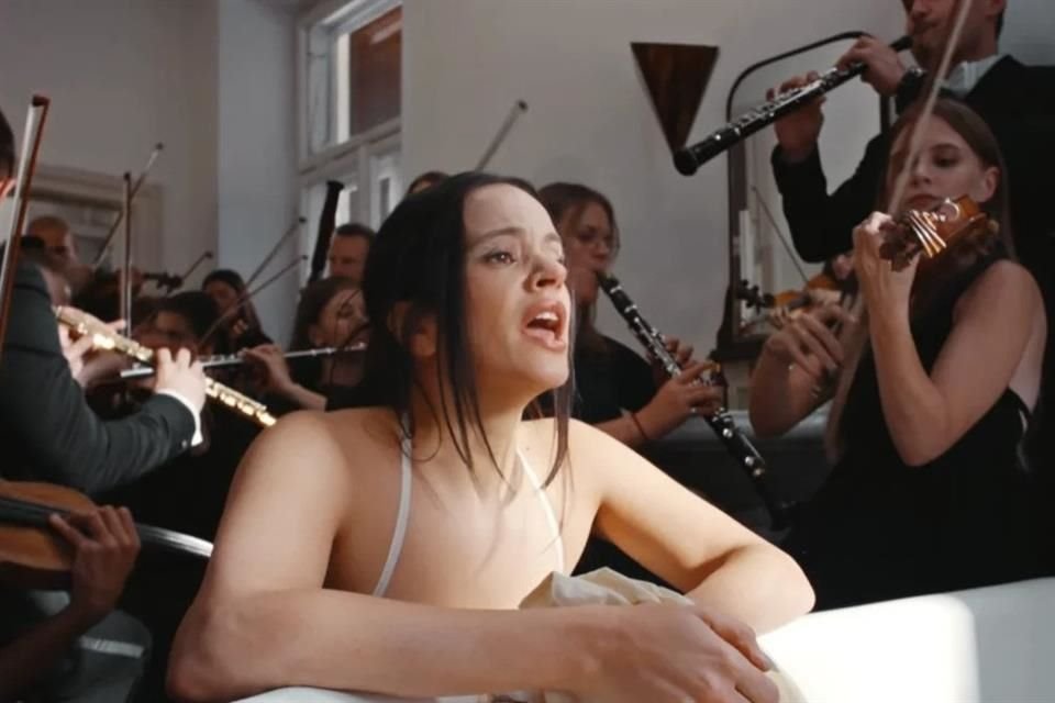 La rola se lanzó junto al video musical oficial, dirigido por Nicolás Méndez, colaborador habitual de Rosalía, el cual fue filmado en Varsovia, Polonia.