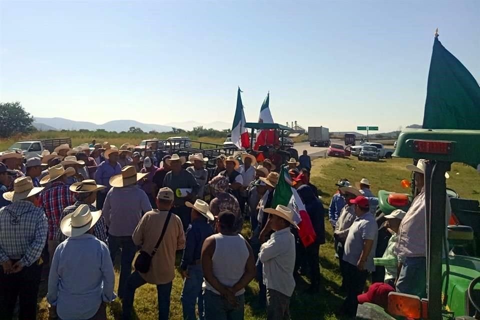 En Morelos, productores del Movimiento Campesino del Siglo XXI bloquean la Autopista Siglo XXI, que conecta a Puebla con Morelos y Guerrero.