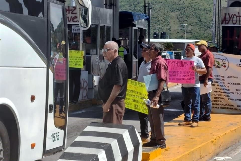 En Guerrero permitieron el paso libre en dos casetas de la Autopista del Sol.