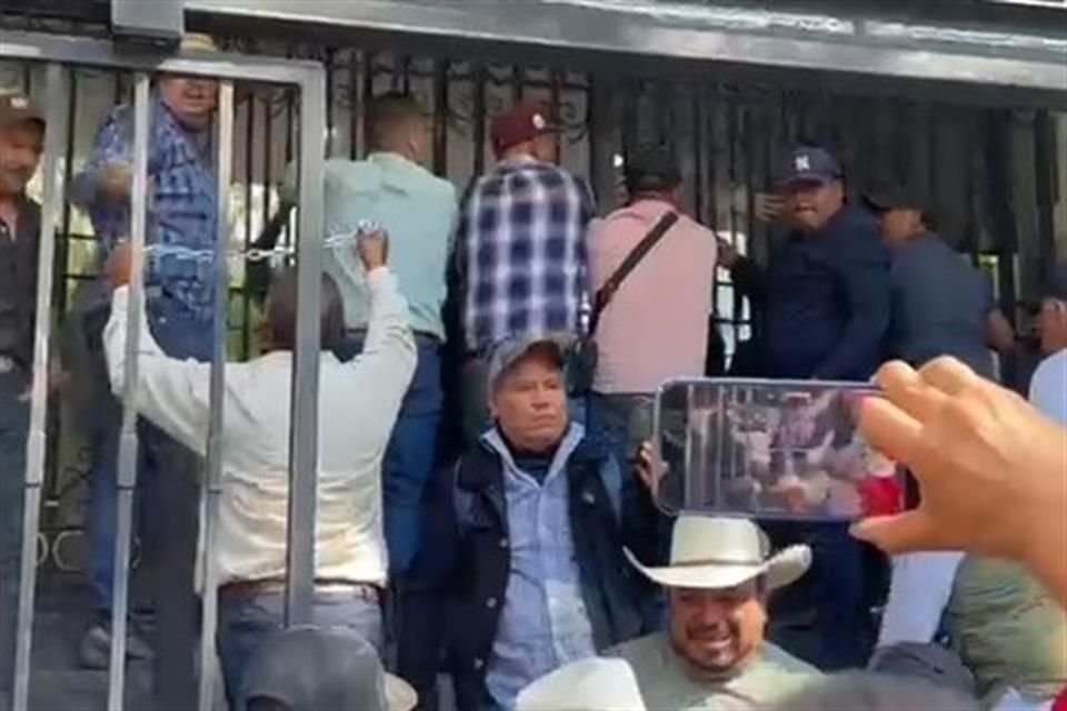 Agricultores enojados con propuesta federal en Segob sobre el precio del maíz advirtieron bloqueos carreteros en más de 24 entidades.