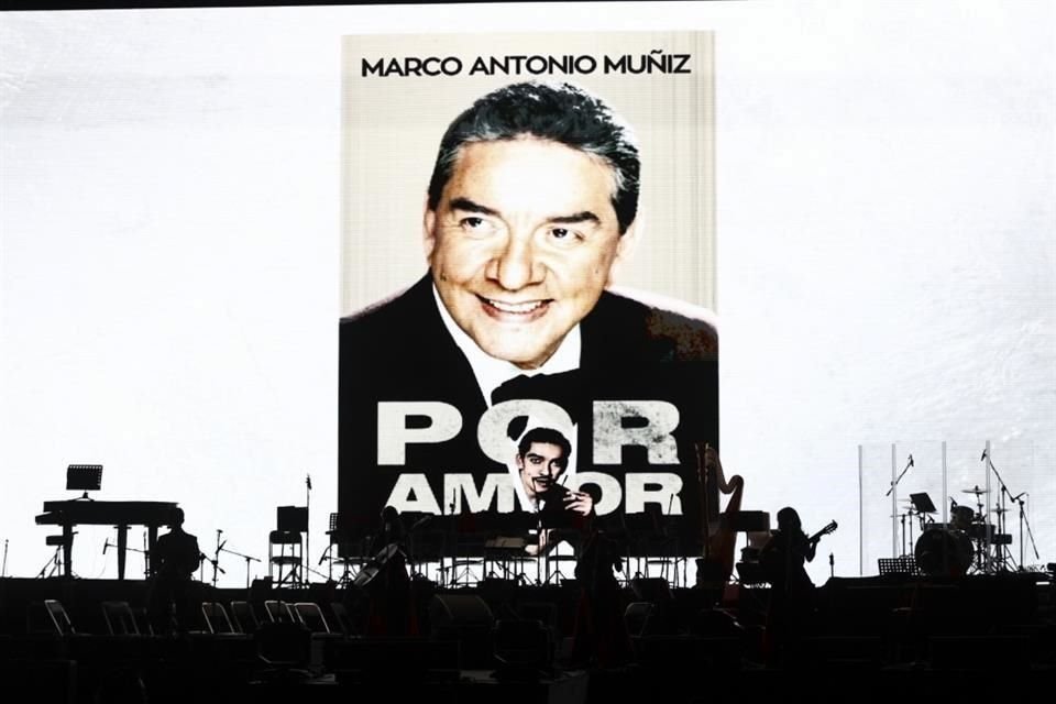 En el marco de las Fiestas de Octubre, el público presenció un homenaje dedicado a Marco Antonio Muñiz, 'El Lujo de México'.