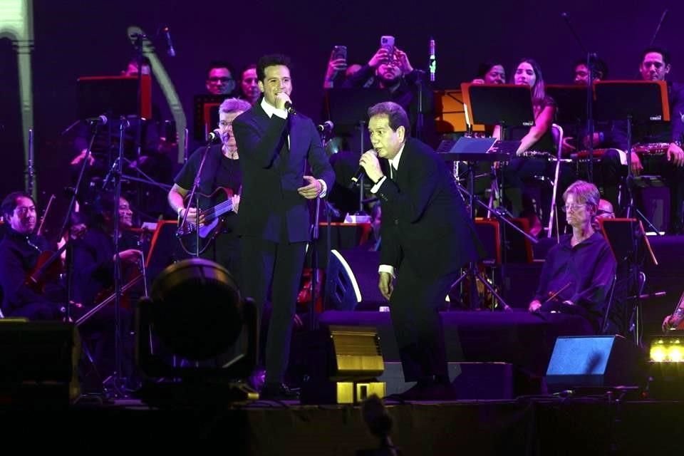 Axel y Jorge 'Coque' Muñiz, en el homenaje a Marco Antonio Muñiz en las Fiestas de Octubre.