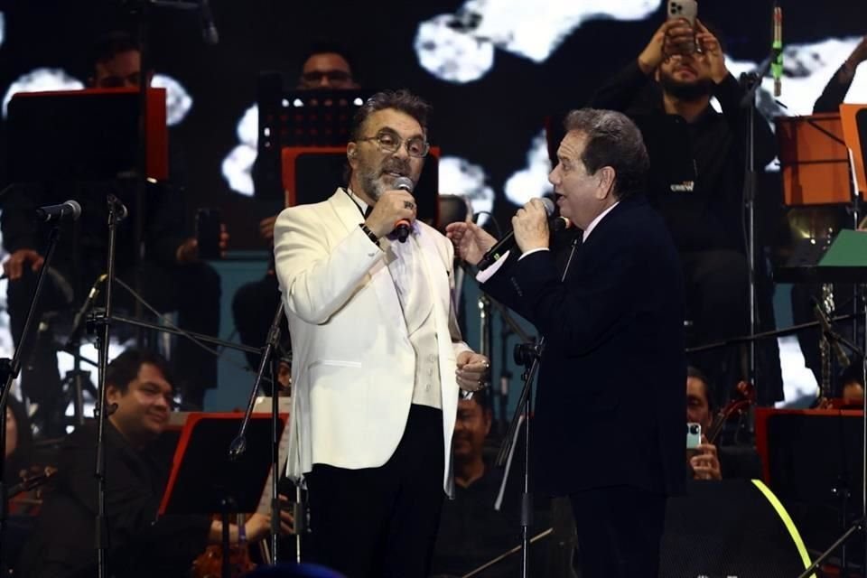 Mijares y Coque Múñiz, durante el homenaje al 'Lujo de México'.