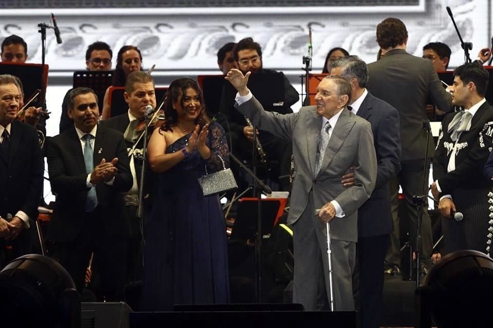 Marco Antonio Muñiz fue homenajeado en las Fiestas de Octubre.