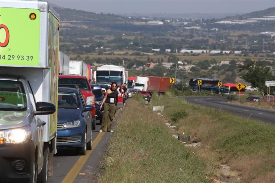 CANACAR Jalisco informó que cerca de 4 mil transportistas que a diario se movilizan hacia Manzanillo están parados por bloqueos de maiceros.