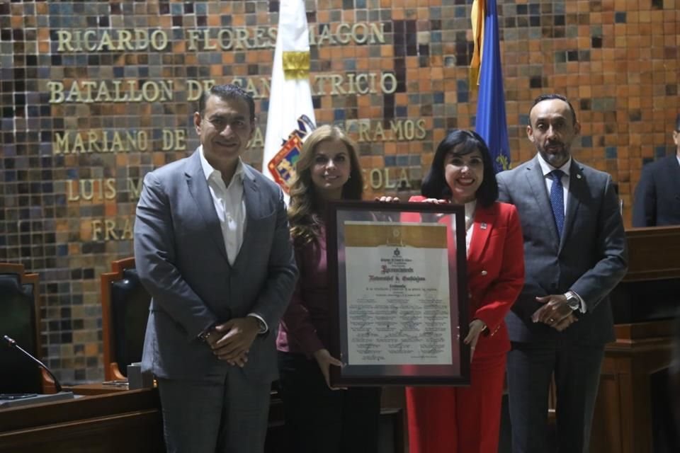 Para conmemorar cien años de la refundación de la UdeG, el Congreso realizó una sesión solemne y entregó un reconocimiento a la institución.