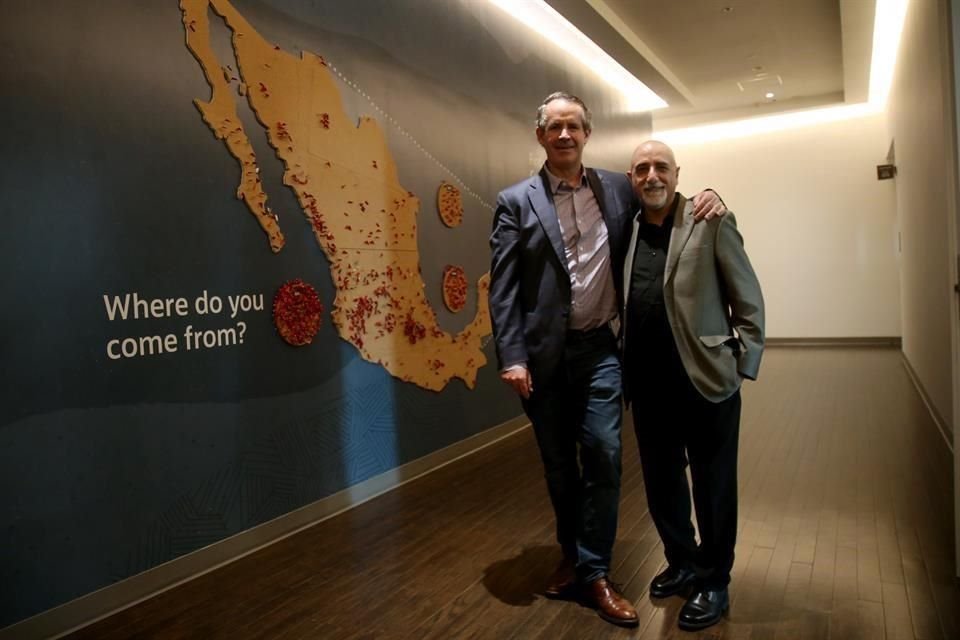 Erik Peterson, gerente general del MDC, y  Francisco Abedrabbo, vicepresidente de desarrollo de Oracle para hispanoamérica.