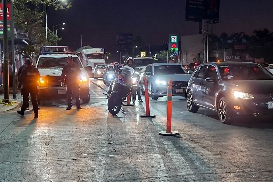 Policías de Tlajomulco establecieron un perímetro de seguridad y realizaron cierres viales, lo que generó una fuerte congestión sobre la lateral de López Mateos Sur hasta cerca de las 20:00 horas.
