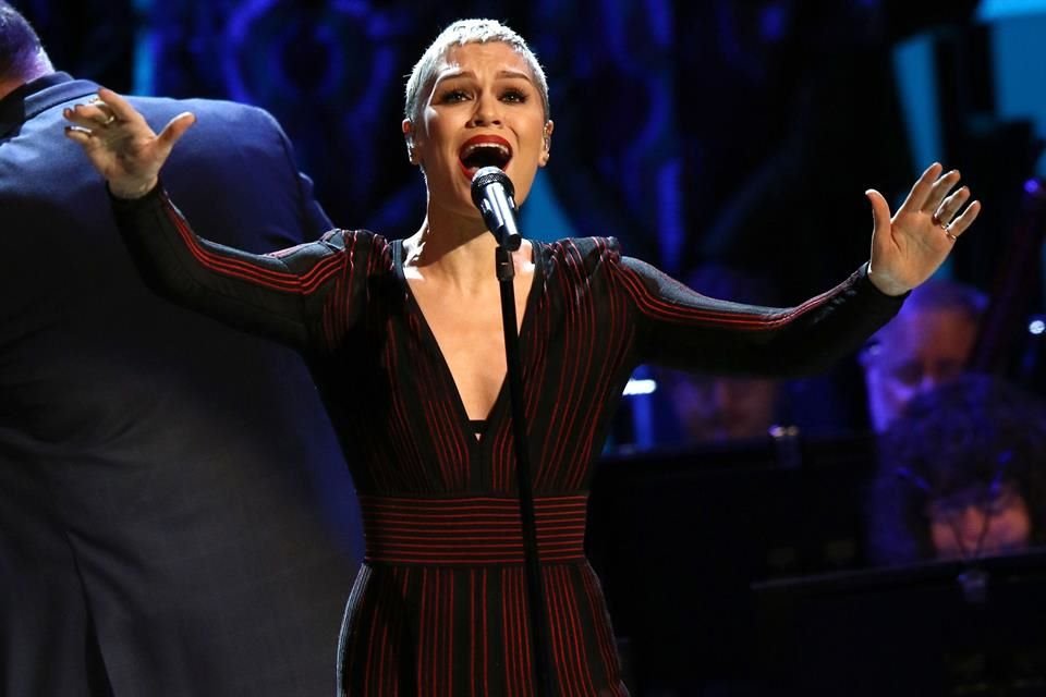 La cantante Jessie J reveló los cambios en su cuerpo tras cirugía de cáncer de mama, incluyendo la pérdida de cabello.