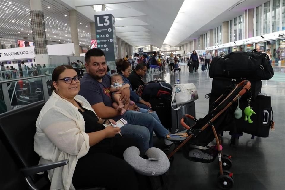 Un matrimonio aguarda su vuelo a El Salvador, que inicialmente debía partir el lunes.
