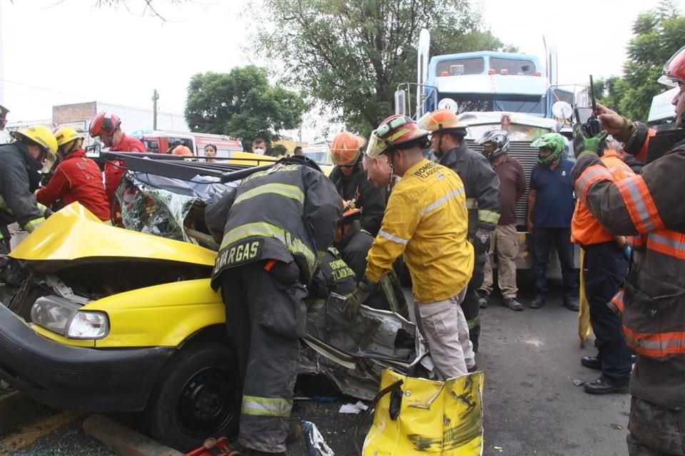 Hubo dos heridos: el conductor y el tripulante de un taxis.