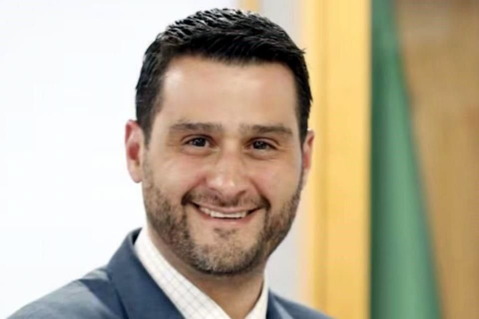 Arturo Serrano Meneses, titular del Órgano Interno de Control (OIC) de la FGR, y nueve integrantes de su equipo fueron removidos de sus cargos por presuntos actos de corrupción.