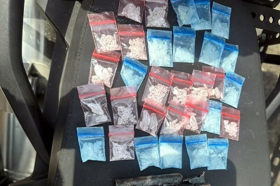 Dos hombres fueron detenidos por portación de droga y arma hechiza ilegales en la Colonia San Eugenio.