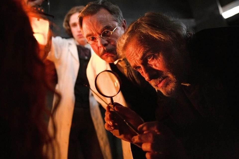 Besson se toma varias licencias para imprimir su toque al relato, incluyendo a un padre exorcista muy peculiar -interpretado con mucho humor por Christoph Waltz.