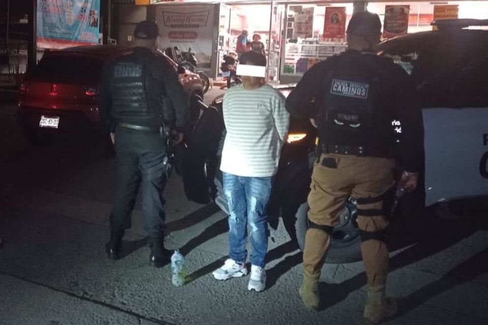 Una mujer fue detenida por quemar una tienda de conveniencia en Zapotlán El Grande, furiosa porque no había sistema para hacer un depósito.