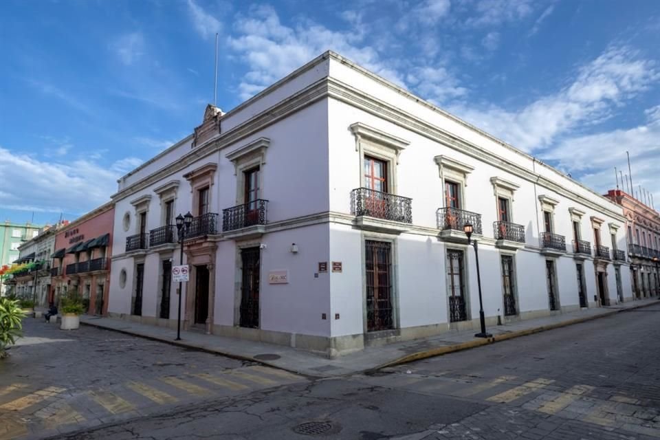La Casa Villa de Antequera, sesto luogo culturale del Fomento Cultural Banamex del País, si trova nel Centro Storico di Oaxaca, all'incrocio tra le vie Hidalgo e Armenta y López.