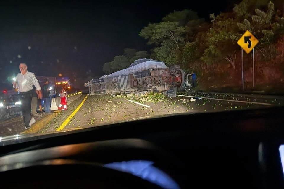 La circulación hacia Colima en la Autopista Guadalajara-Colima fue cerrada a la altura del kilómetro 68, en Sayula, debido a un accidente.