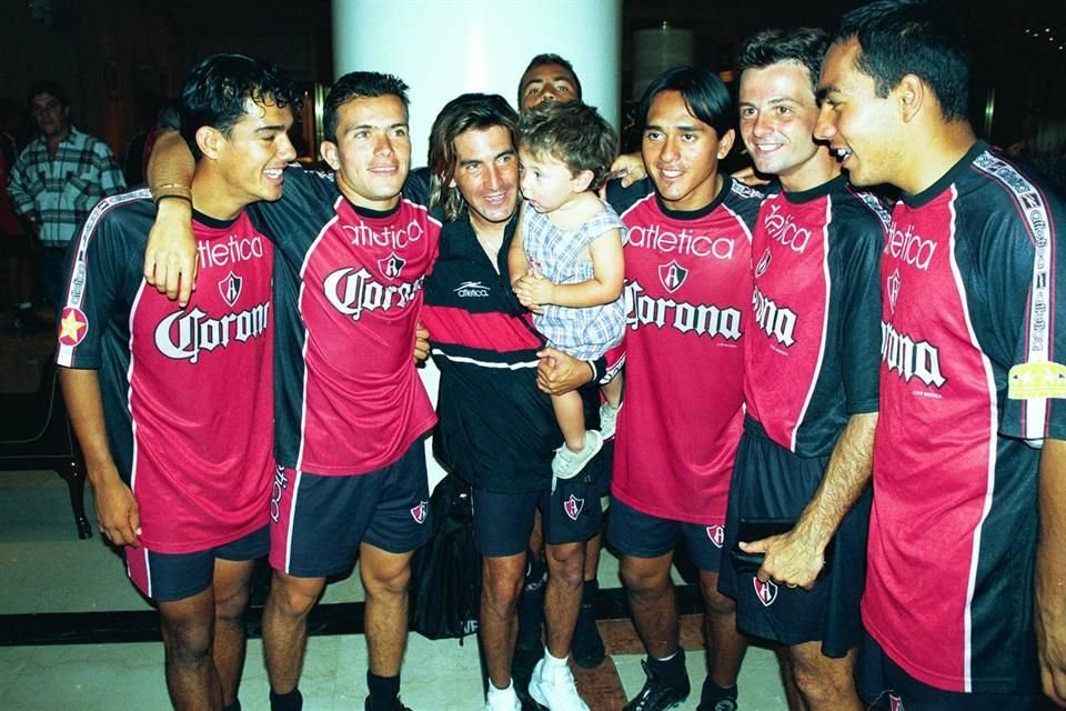 Jaime Durán, Juan Pablo Rodríguez, Roberto Andrade con su hijo Mauro, Gerardo Torres, Diego Cocca y Alberto Rizo en un hotel en Buenos Aires, en la Copa Libertadores, en el año 2000.