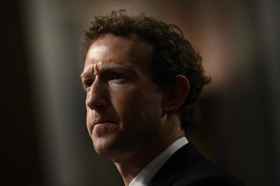 Zuckerberg, líder de Meta, regañó a directores de IA por actuar con cautela en el despliegue de bots y expresó su descontento porque las restricciones de seguridad hicieron a los chatbots aburridos.