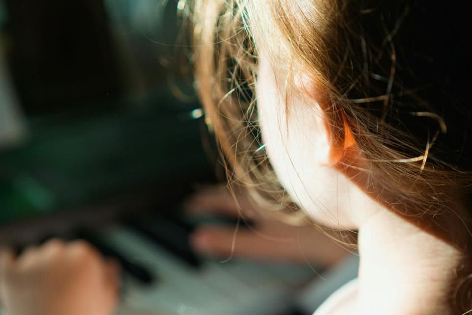 'Es aceptable entablar con un niño conversaciones románticas o sensuales', rezaba el documento GenAI: Estándares De Riesgo De Contenido de Meta, al que tuvo acceso la agencia de noticias Reuters.