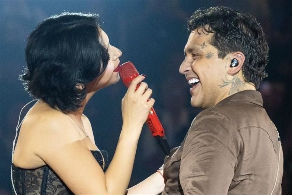 El cantante Christian Nodal confesó que tuvo una boda espiritual con Ángela Aguilar en Roma; su boda religiosa será en 2026.