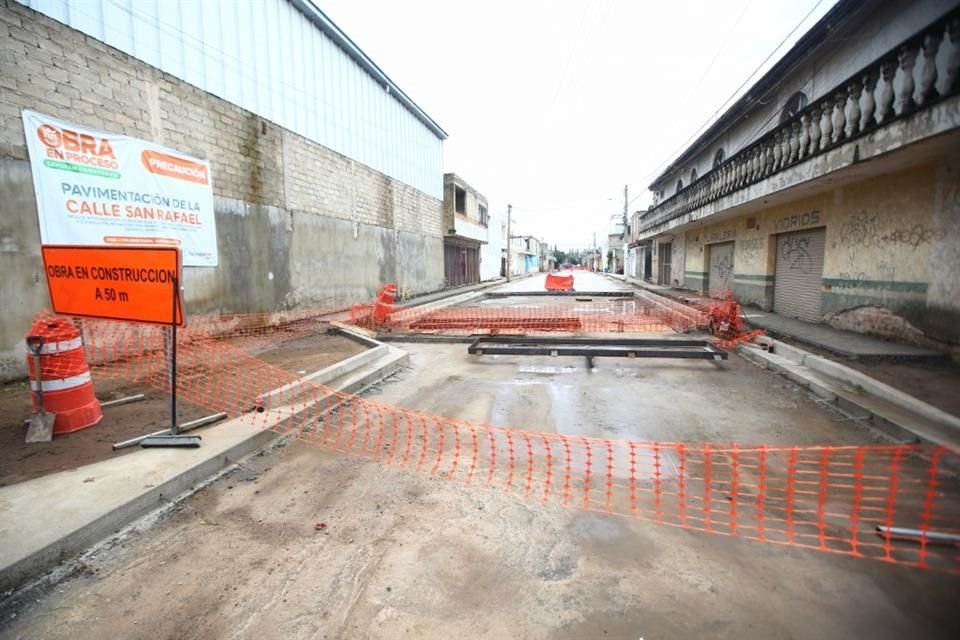 Por su parte, Tlajomulco arrancó la segunda etapa de la renovación de  obras en la Calle Clavel, en la Colonia Tulipanes.