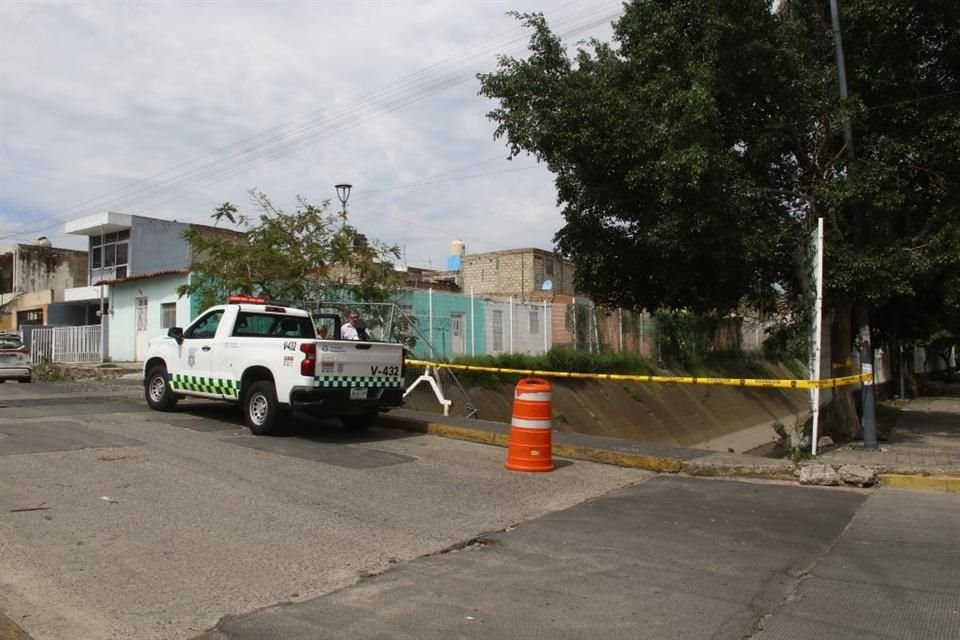 Una mujer se equivocó de pedal y aceleró al querer frenar, tras lo cual cayó unos cinco metros a un canal de aguas pluviales en GDL.