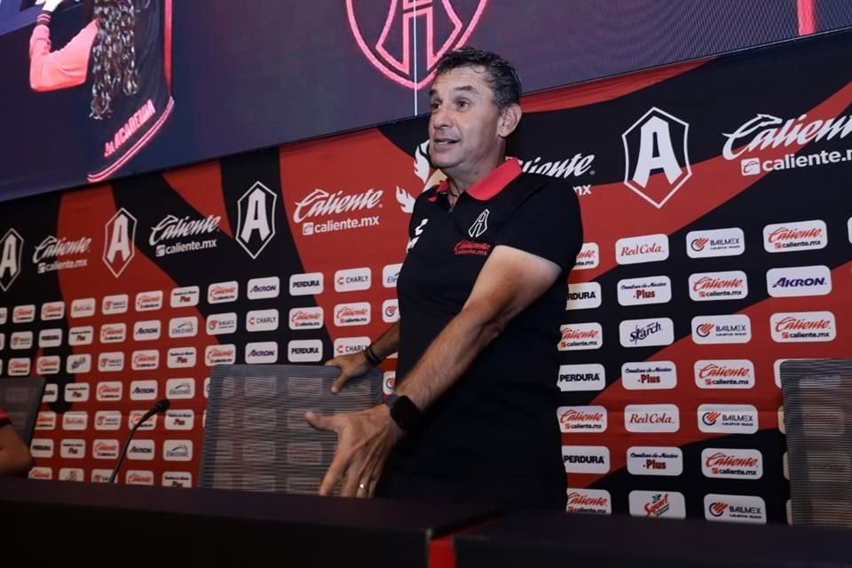 Roberto Medina, técnico de Atlas femenil.