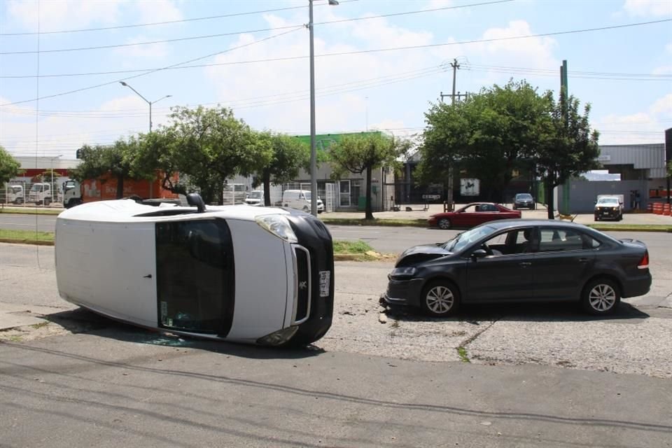 Los tripulantes de una camioneta chocaron contra un auto y terminaron volcados, en Colonia Mirador Álamo industrial;  hay dos heridos leves.